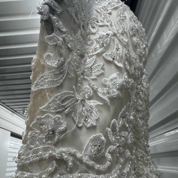 Allure Bridals Wedding Dress – Size 16 – Lace Bodice, Tulle Skirt, Small Train - Picture 11 of 11